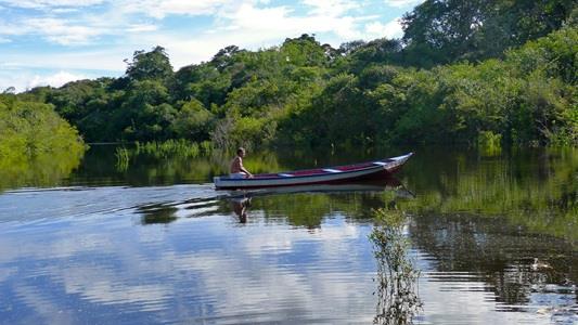 picture of boat on coast of Amazon river