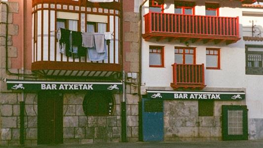 Picture of a closed bar with Euskadi text